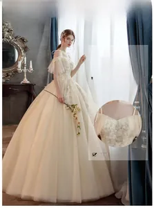 Detailaufnahme von champagnerfarbenem Brautkleid mit Spitze, Stickerei und Paillettenbesatz