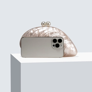 Elegante Acryl-Abendtasche in Muschelform mit Perlenverschluss und Perlmutt-Finish