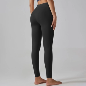 Detail of high-waist black thermal leggings with fleece lining and body-sculpting fit