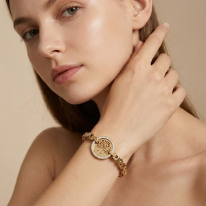 Vue détaillée d'un bracelet arbre de vie doré orné de cristaux sur un poignet