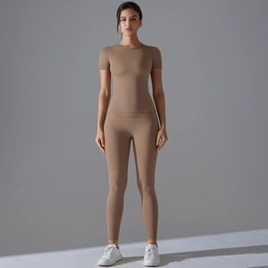 Set da yoga marrone aderente con top a maniche corte e leggings a vita alta