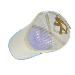 Dettaglio cappellino da baseball per coda di cavallo con fasce elastiche e retro in rete