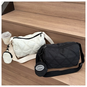 Sac bandoulière matelassé en nylon avec texture losanges et petit porte-monnaie amovible