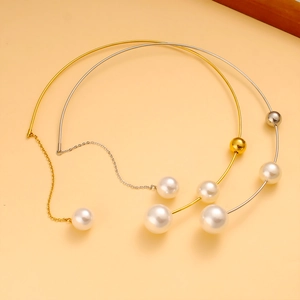 Detailansicht zweifarbiger Halsketten und Ohrringe mit Perlenimitat in Gold und Silber
