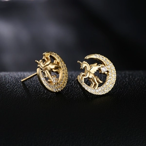 Orecchini a lobo a forma di luna e unicorno placcati oro 18K con zirconi micro-pave