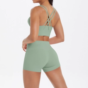 Vue arrière de l'ensemble de yoga avec brassière croisée et short taille haute vert sauge