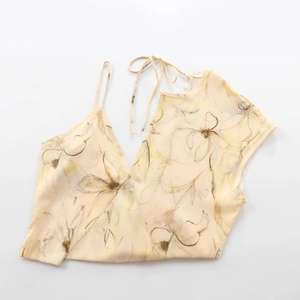 Haut licou jaune clair à fleurs avec col en V et détail noué sur fond blanc épuré