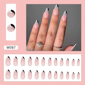 Vista detallada de uñas postizas estilo French negras y blancas con forma de almendra