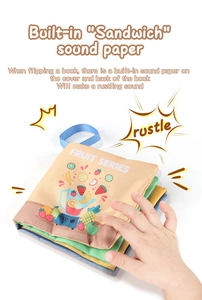 Détail du livre en tissu bébé montrant le papier bruissant pour l'éveil sensoriel