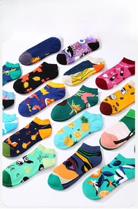 Mise à plat de chaussettes en coton colorées aux motifs vifs de panda et cactus