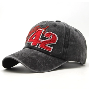 Dettaglio del berretto da baseball in cotone lavato con ricamo rosso numero 42