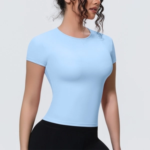Détail d'un t-shirt de yoga bleu clair ajusté montrant le tissu athlétique respirant