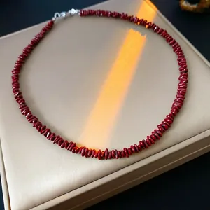 Collar de lujo minimalista de cuentas rojo oscuro con piedras irregulares y cierre de plata