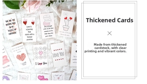Gros plan de cartes de boîte à lunch romantiques sur dentelle avec roses et détails en carton