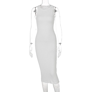 Detalle del vestido de punto blanco sin mangas con textura de rayas verticales