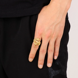 Anello a serpente vintage da uomo dorato con scaglie e design avvolgente