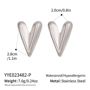 Detail showing dimensions and 7.0g weight of these silver heart earrings