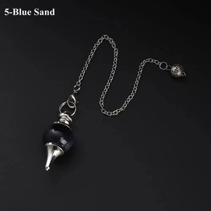 Makro-Detail des blauen Sandkristall-Pendels mit silbernem Metallkegel und verzierter Kette