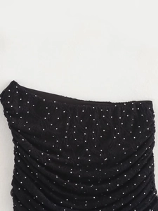 Détail du tissu en maille noire avec strass argentés brillants pour robe de soirée