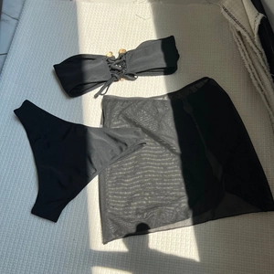 Ensemble bikini noir 3 pièces avec haut bandeau anneau doré et jupe en résille