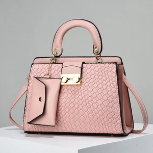 Borsa rosa con trama intrecciata con pochette coordinata e chiusura in metallo oro