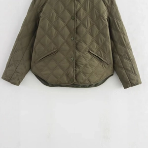 Damen Steppjacke in Armeegrün mit Rautenmuster, Kapuze und Knopfverschluss für die Freizeit