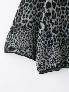 Nahaufnahme der grauen Leopardenmuster-Textur dieses weichen Strickpullovers