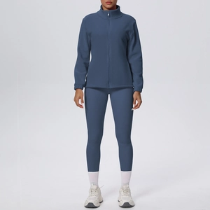 Vista frontale set sportivo in pile blu con giacca con zip e leggings yoga a vita alta