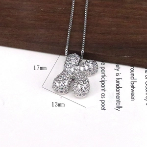 Silberner Buchstaben-Anhänger mit Zirkonia-Steinen an einer glatten Schlangenkette-Halskette