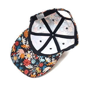 Vue intérieure de la casquette fleurie avec coutures renforcées et sangle réglable