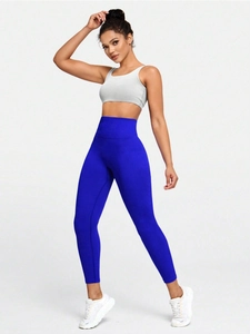 Gros plan sur le legging de yoga bleu roi taille haute avec texture côtelée sans couture