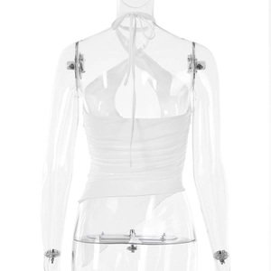 Détail du dos d'un haut licou blanc avec tissu plissé et design dos nu à nouer