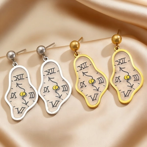 Pendientes de reloj fundido surrealista artístico en oro y plata con números romanos