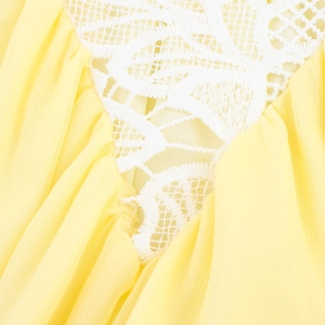 Robe longue bohème en mousseline avec tissu plissé jaune et détails de dentelle blanche