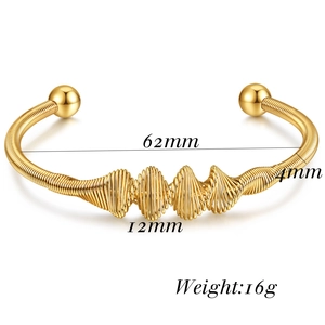 Macro detail of a 4mm gold-plated stainless steel twisted bangle with size specifications