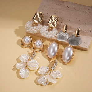 Lot de dix paires de boucles d'oreilles élégantes en perles et strass au style vintage doré