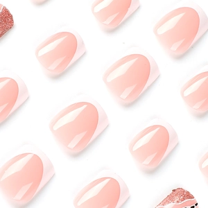 Uñas postizas French blancas elegantes con purpurina rosa dorado y ondas