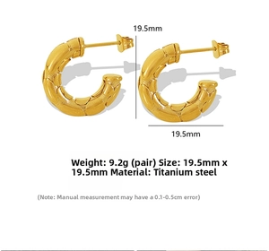 Details von goldenen C-förmigen Creolen mit Schlangentextur, 19,5 mm Titanstahl-Ohrringe