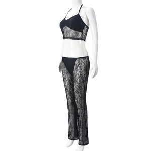 Vue latérale de l'ensemble deux pièces en dentelle noire avec haut licou et pantalon