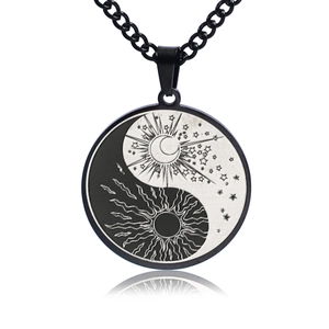 Collier avec pendentif Yin Yang vintage en acier inoxydable et gravures célestes