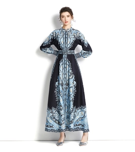 Dettaglio dell'abito in velluto con ricami intricati e motivi paisley classici
