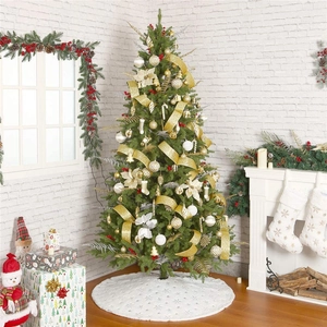 Luxuriöse weiße Plüsch-Weihnachtsbaumdecke mit Pailletten-Schneeflocken in Festtagsdeko