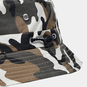 Wendbarer Camouflage-Anglerhut mit Belüftungsschlitzen und verstellbarem Kinnriemen