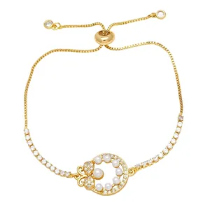 Elegante pulsera ajustable dorada con perlas, corazón de circonita y lazo fino