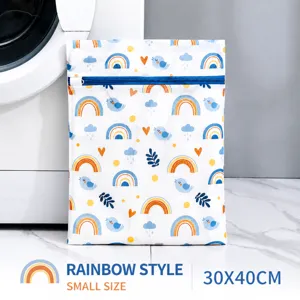 Gros plan du petit sac à linge en maille fine 30x40cm avec motifs arc-en-ciel et zip