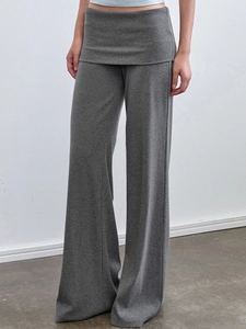 Détail d'un pantalon en maille gris à jambes larges avec taille haute rabattable unique