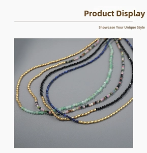 Détail du collier bohème avec perles de spinelle noire et pierres de lapis-lazuli