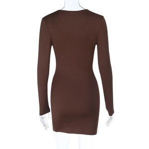 Dettaglio del retro di questo mini abito aderente in maglia marrone a maniche lunghe