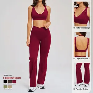 Ensemble de yoga bordeaux pour femme avec brassière licou et pantalon évasé