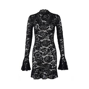 Détail de robe en dentelle noire avec manches évasées et texture florale ajourée